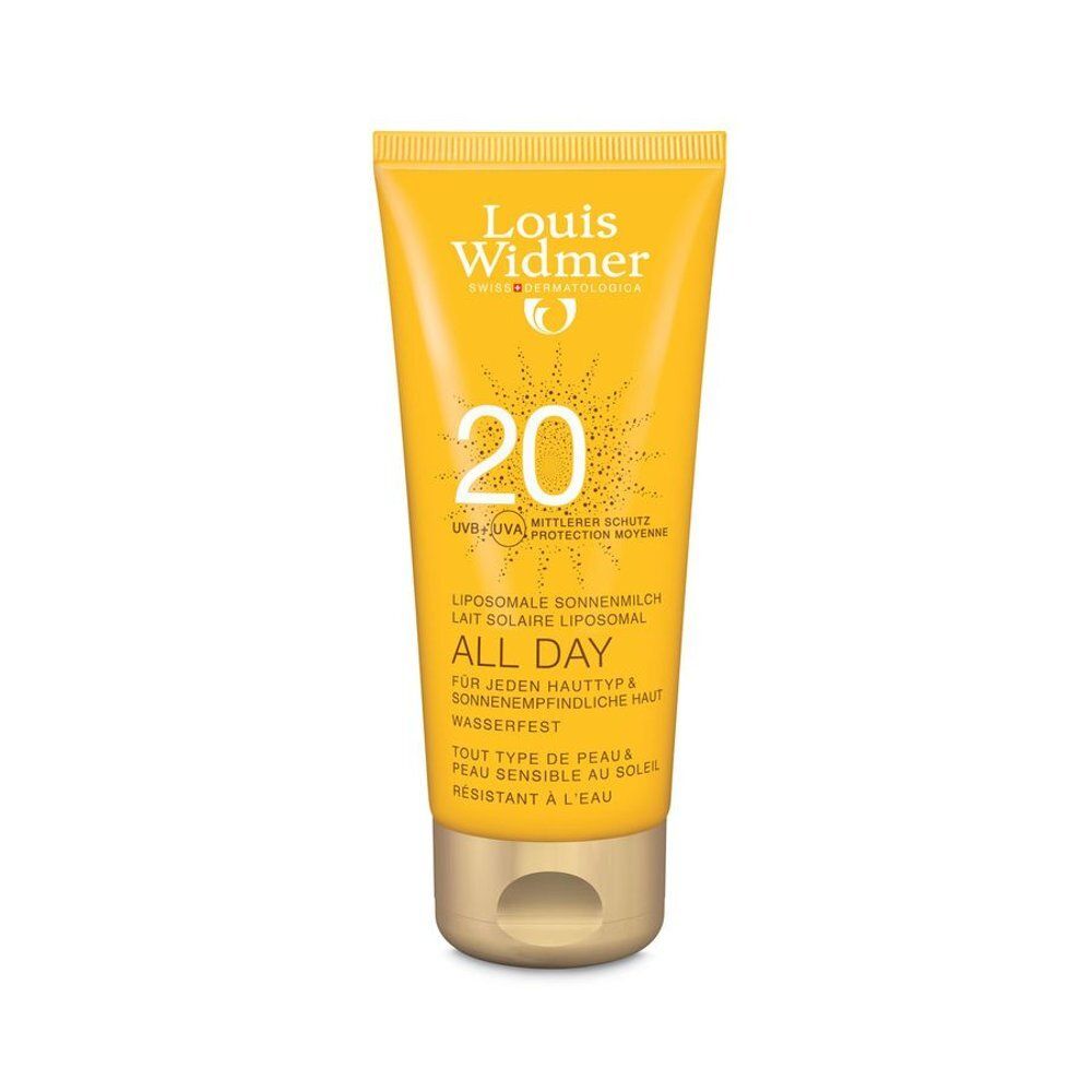 Tube de crème solaire jaune. Inscription: Louis Widmer All Day 20. Lait solaire liposomal. Pour tous types de peau. Résistant à l'eau.