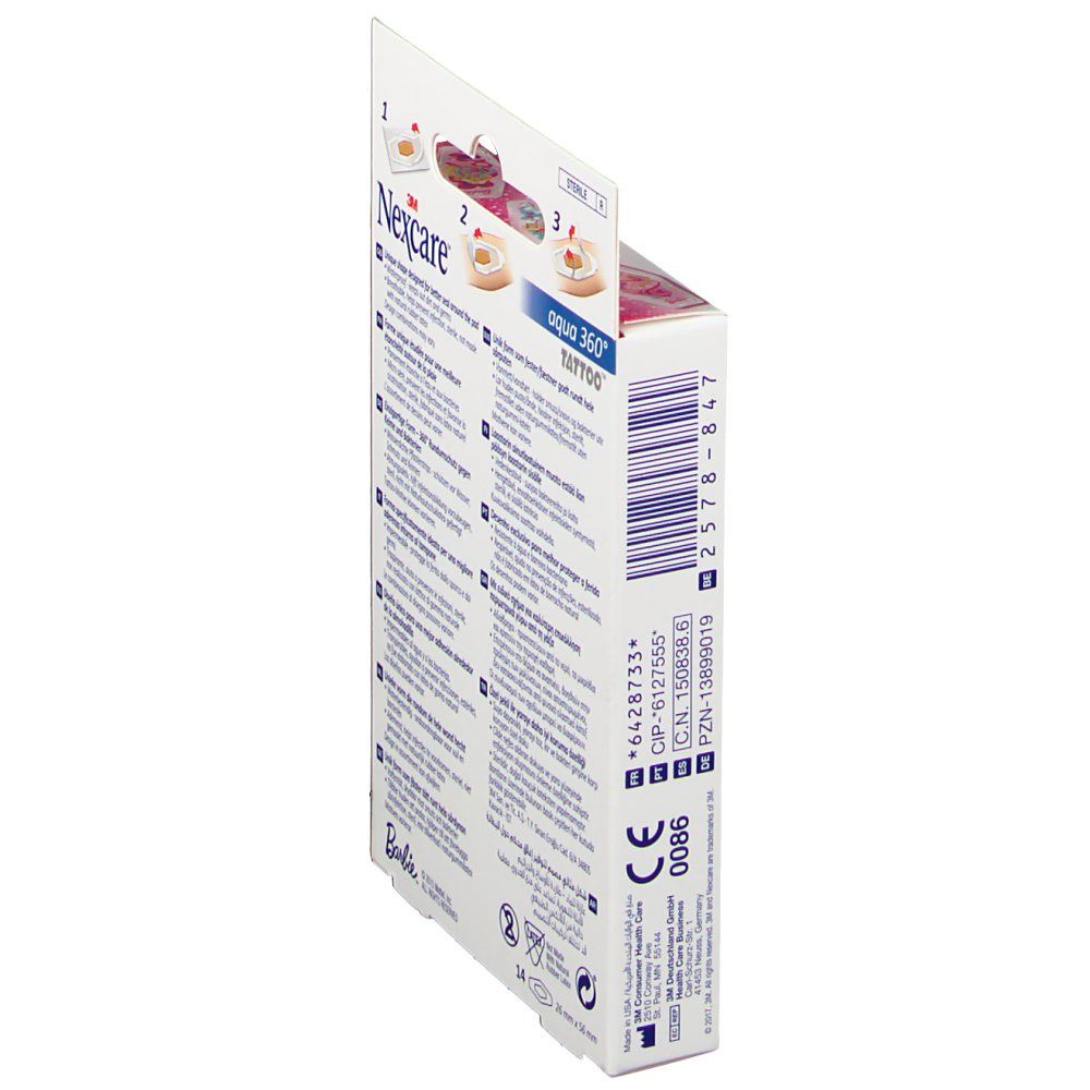 Vue latérale de la boîte de pansements Nexcare Aqua 360 Tattoo Barbie. Code-barres et marquage CE visibles. Texte multilingue.