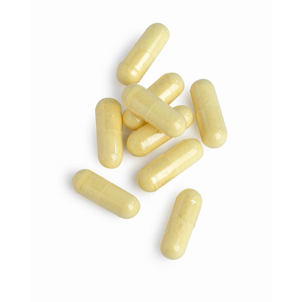 Tien gele capsules op witte achtergrond. Geen verpakking zichtbaar.