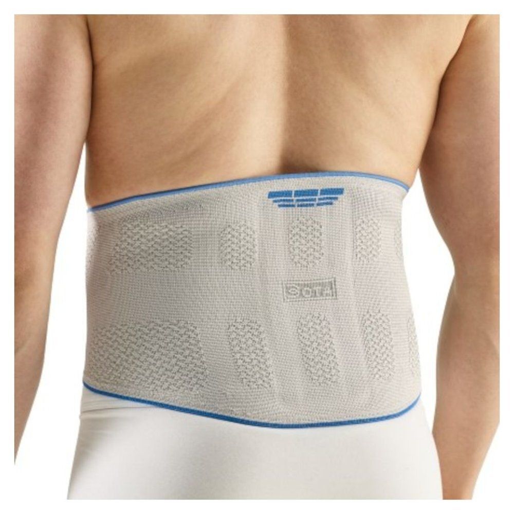 Ceinture lombaire grise avec détails bleus, portée sur le dos. Logo et design visibles.