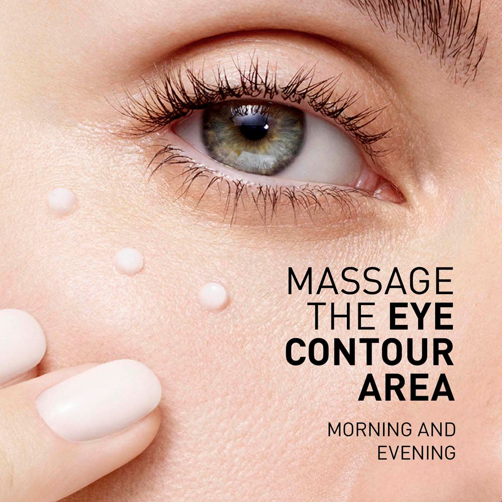 Œil avec application de crème. Texte : Massage the eye contour area.