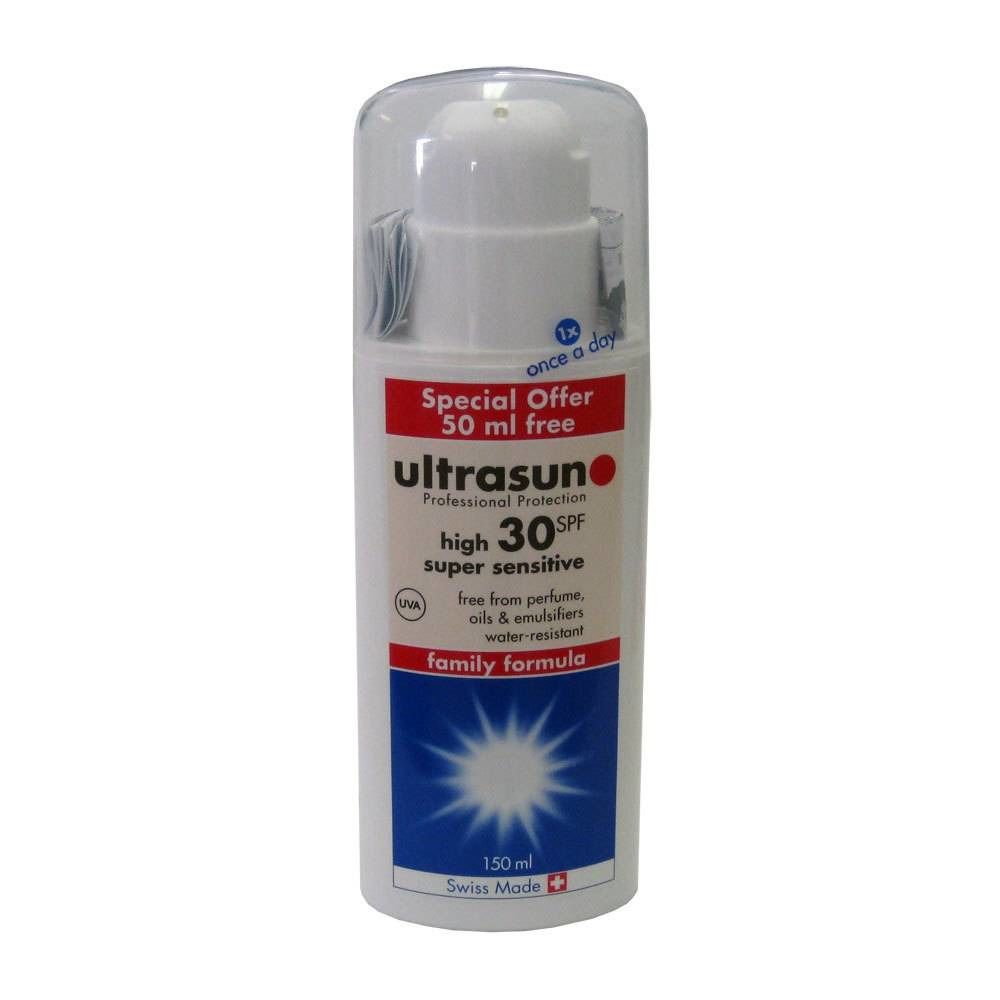 Witte fles met dispenser. Opschrift: ultrasun, high 30 SPF, super sensitive. Speciale aanbieding: 50 ml gratis. Zwitsers product.