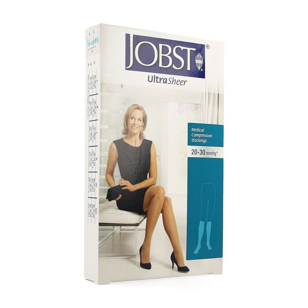 Verpakking met compressiekousen. Merk JOBST UltraSheer. Opschrift: Medical Compression Stockings, 20-30 mmHg. Vrouw zit op stoel.