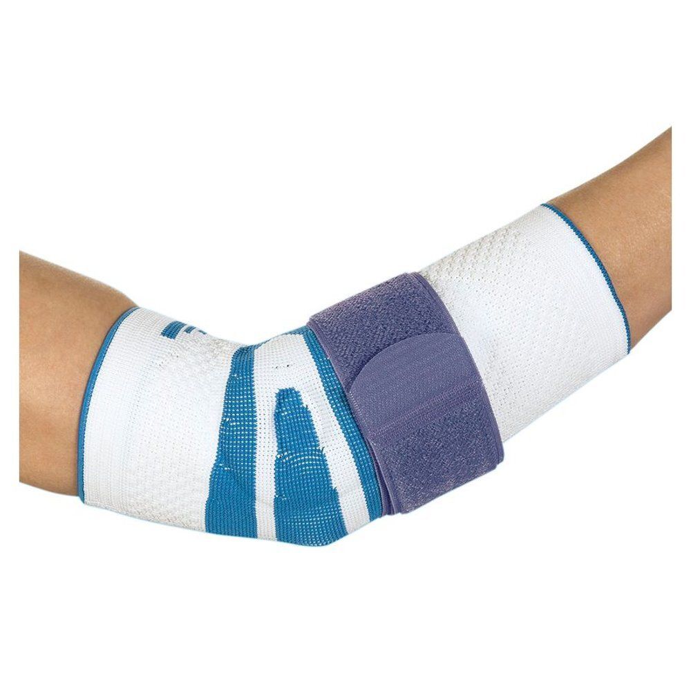 Elleboogbrace, wit en blauw, gedragen op arm. Klittenbandsluiting. Elastisch materiaal.