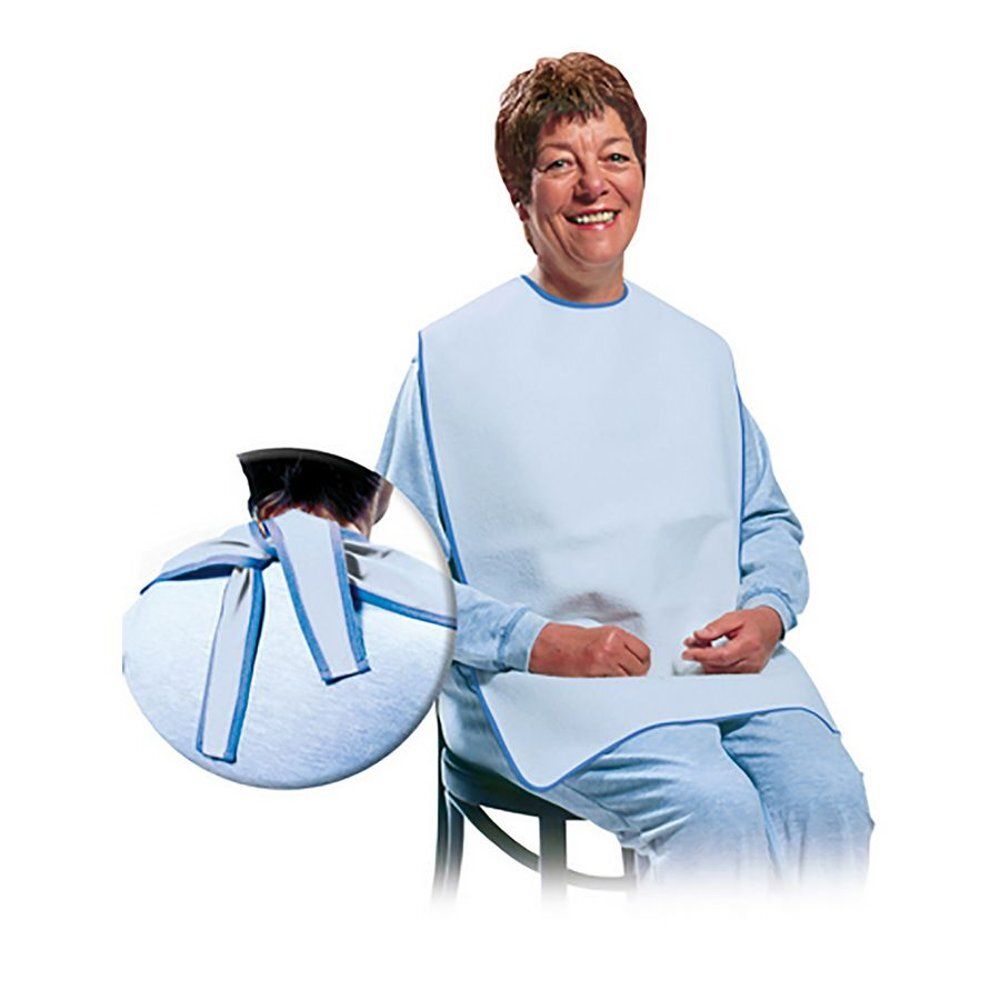 Bavette blanche à bordure bleue, attachée autour du cou. La personne est assise sur une chaise. Vue détaillée de la fermeture.