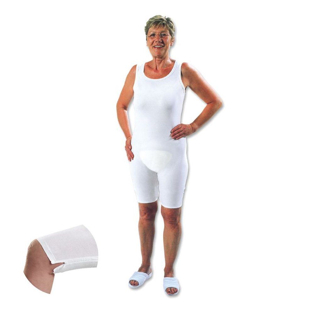 Witte damesbody met korte mouwen. De vrouw draagt de body en witte schoenen. Een detail toont een beenafwerking.