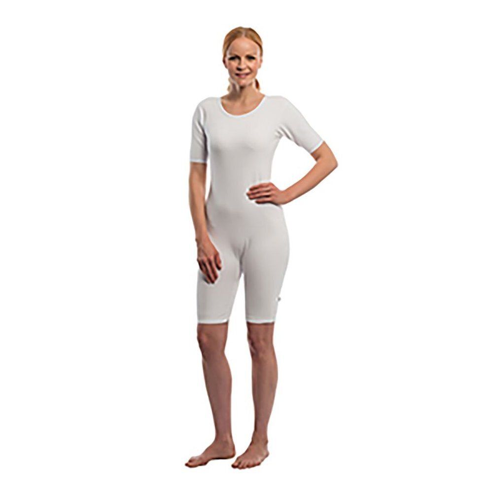 Body blanc à manches et jambes courtes. Une femme porte le body. Le body couvre le haut du corps et les cuisses.