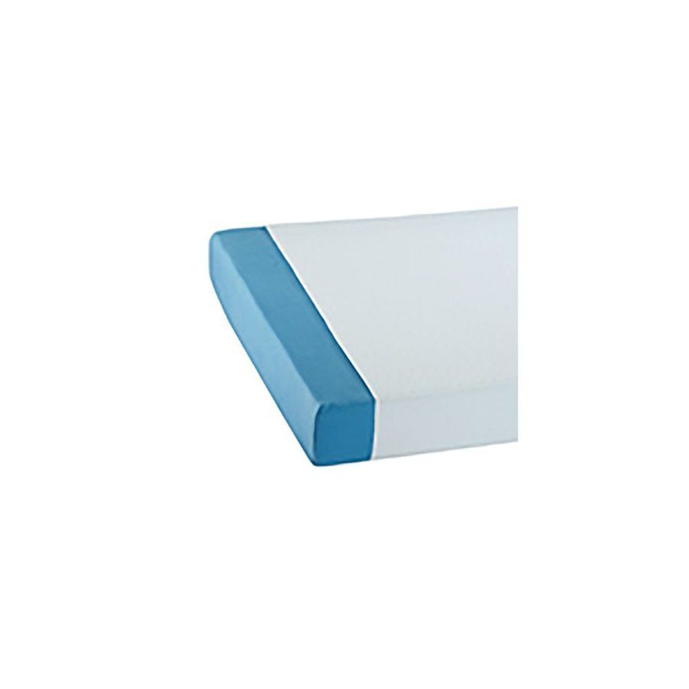 Protège-matelas avec bord bleu. Vue partielle, matériau blanc. Forme carrée.