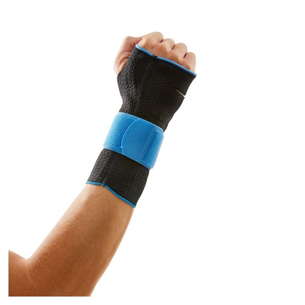 Attelle de poignet noire avec fermeture velcro bleue. Détails bleus. Main en poing.