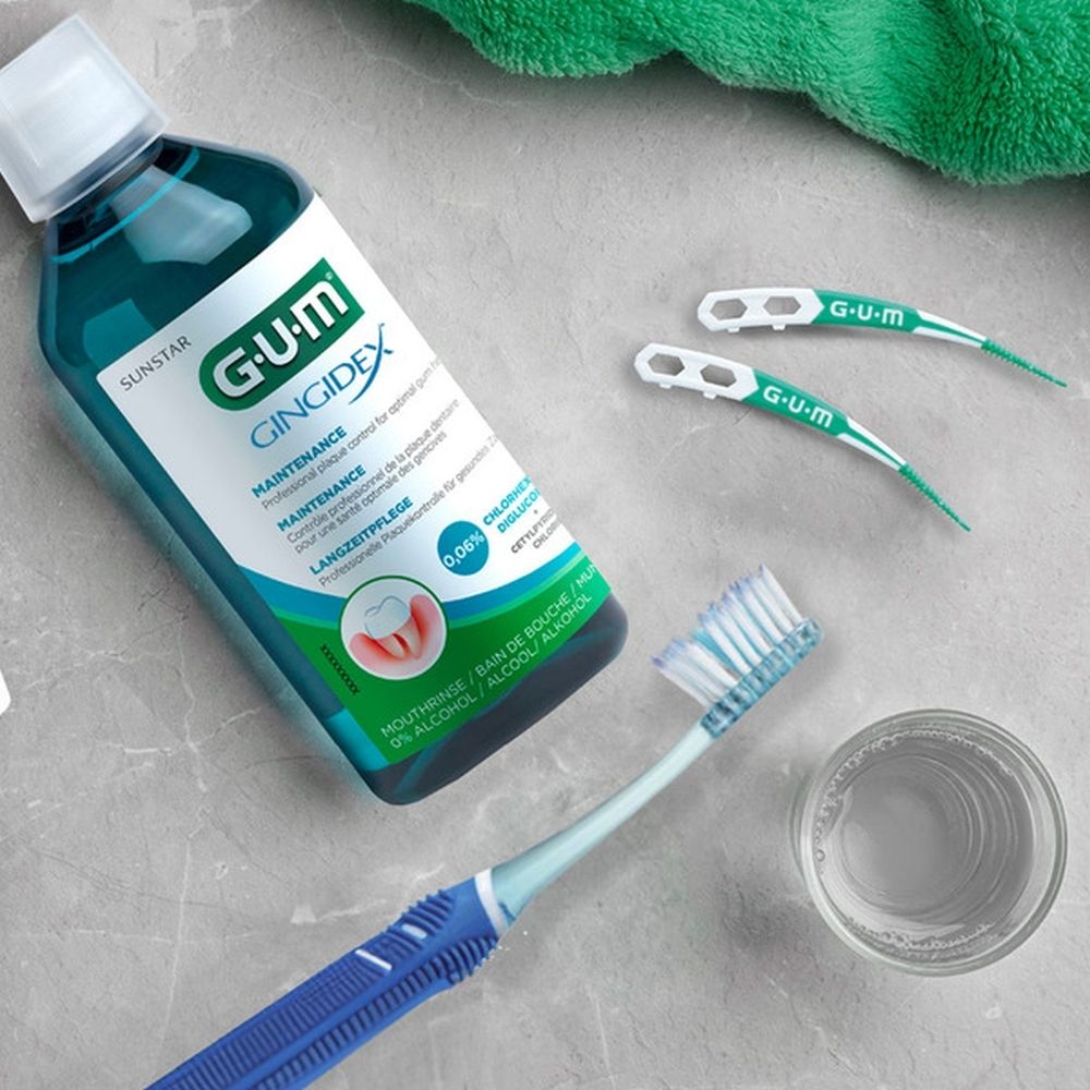 GUM Gingidex mondspoeling. Groene vloeistof in een fles. Opschrift: GUM Gingidex, 0,06%.