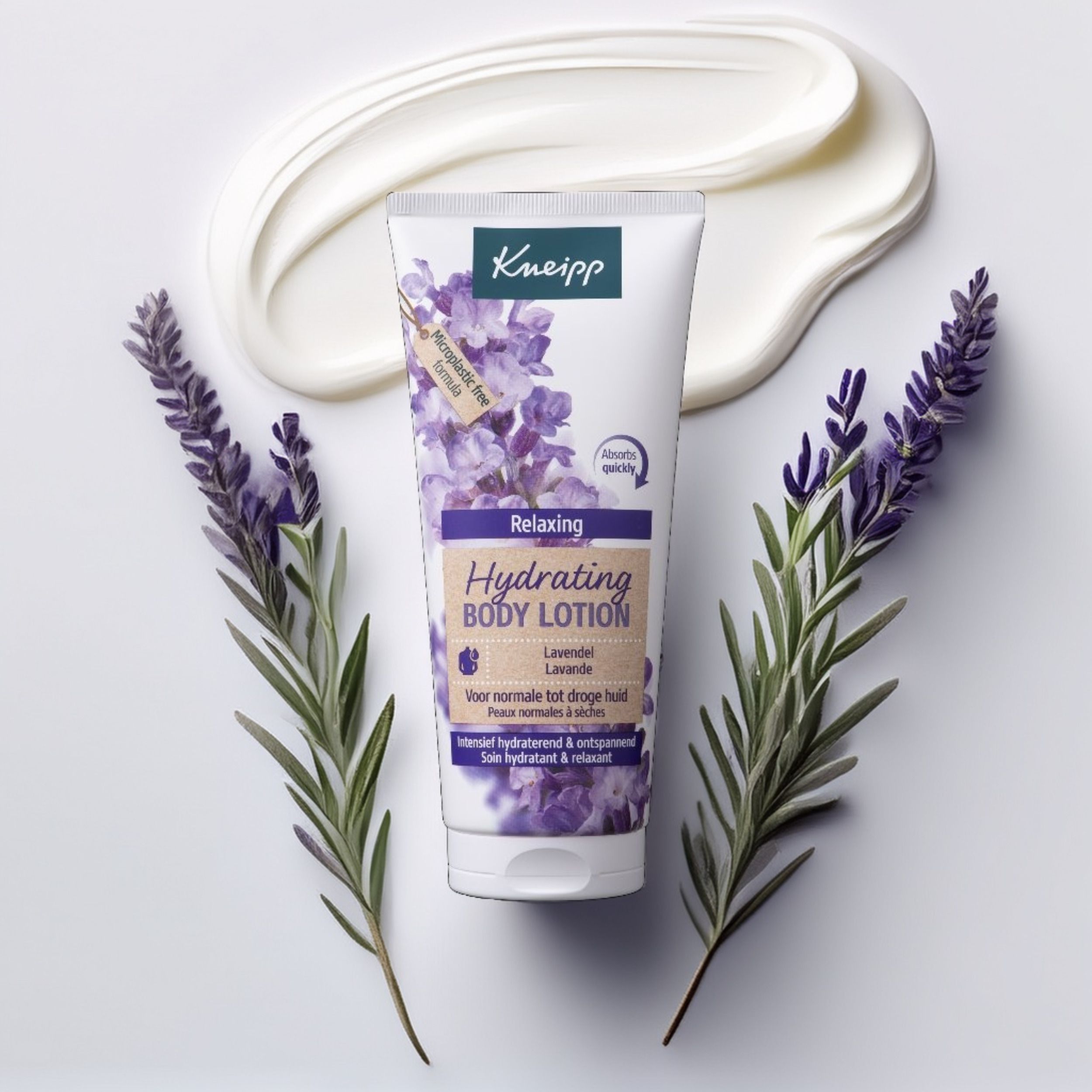 Kneipp® Bodylotion Lavendel. Tube met lavendeltakken en crème. Product op witte achtergrond.