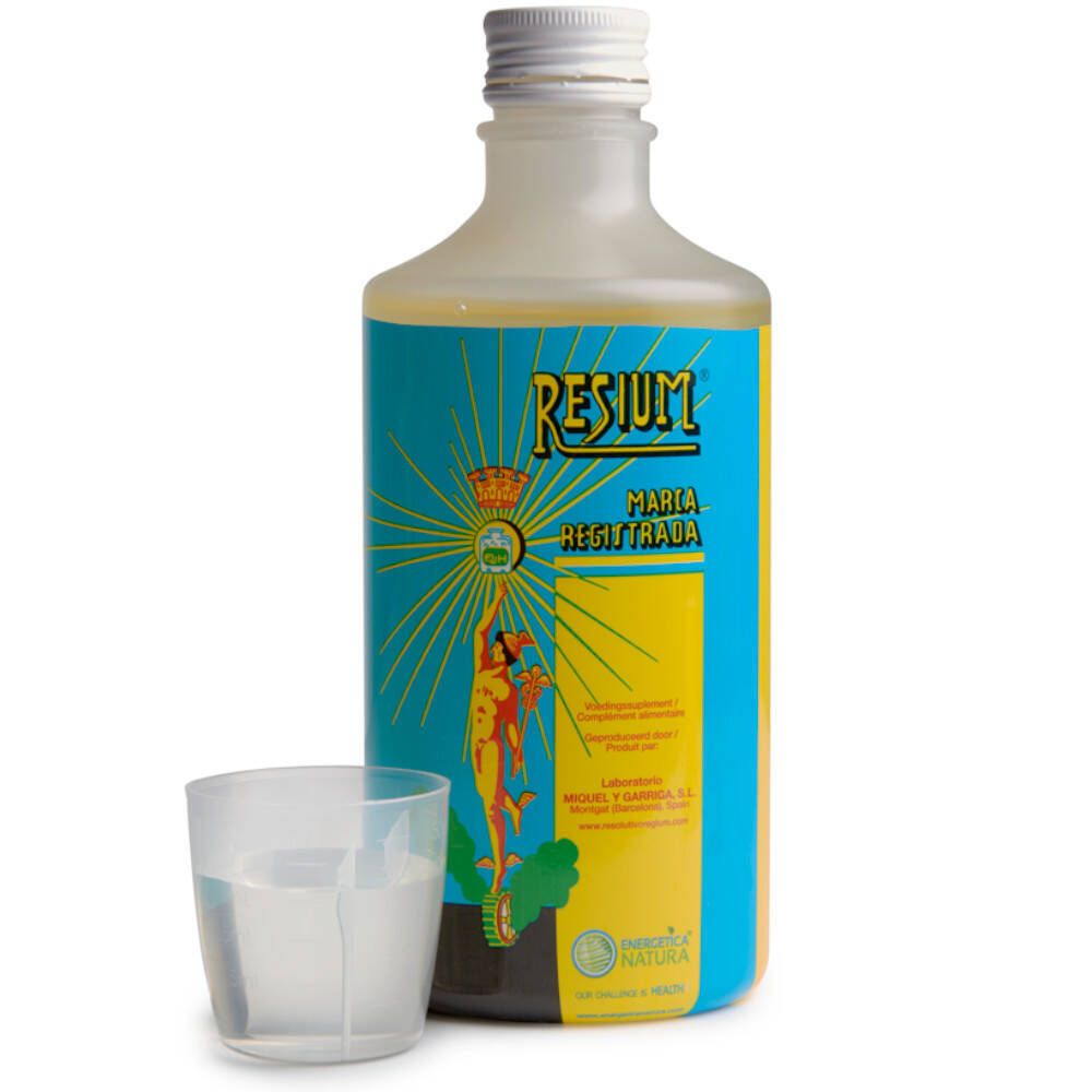 Resium fles naast een maatbekertje met vloeistof, voor de achtergrond van een vrouw.