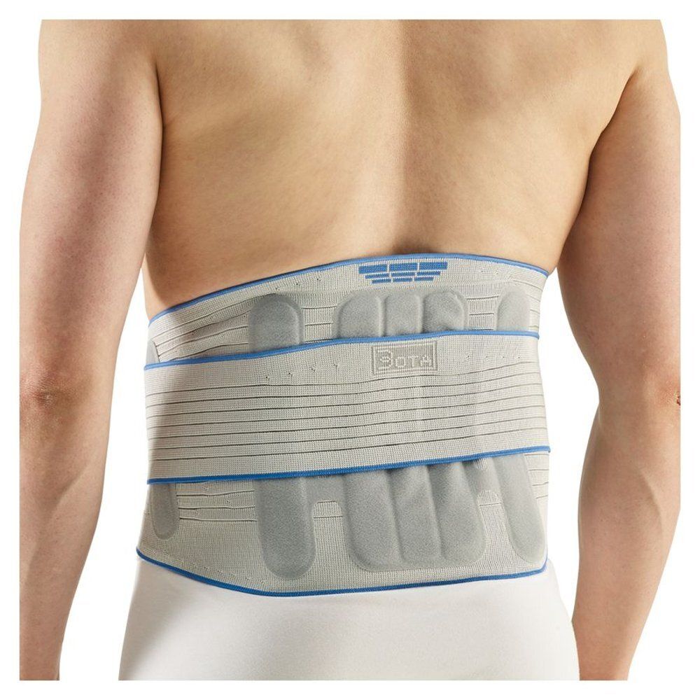 Ceinture lombaire grise et bleue, portée sur le dos d'une personne. Avec coussinets et logo.