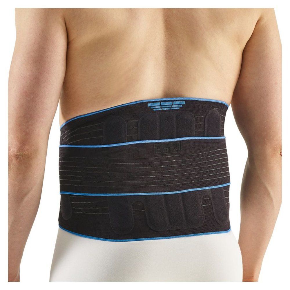 Ceinture lombaire noire. Détails bleus. Portée sur le dos d'une personne. Nom du produit visible.