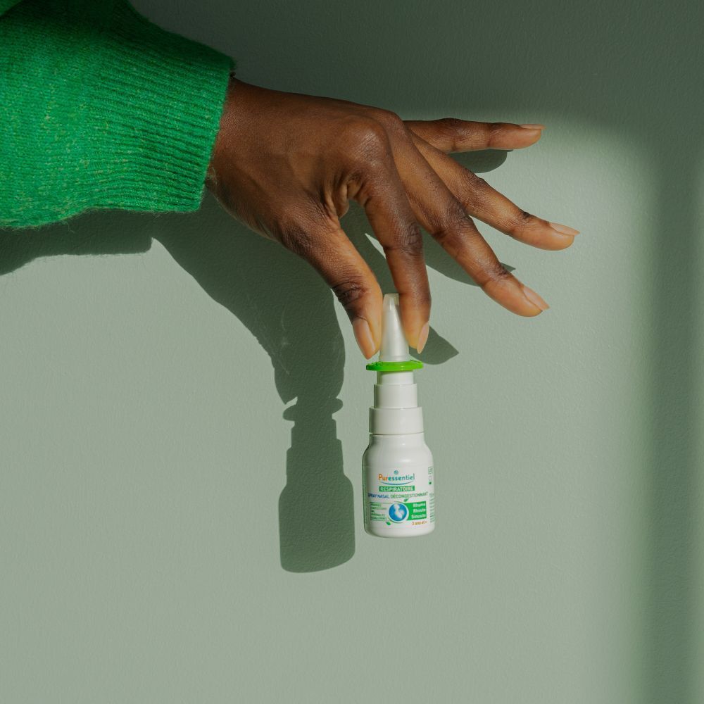 Puressentiel Spray nasal décongestionnant hypertonique, 15ml. Flacon spray blanc avec anneau vert et embout blanc.