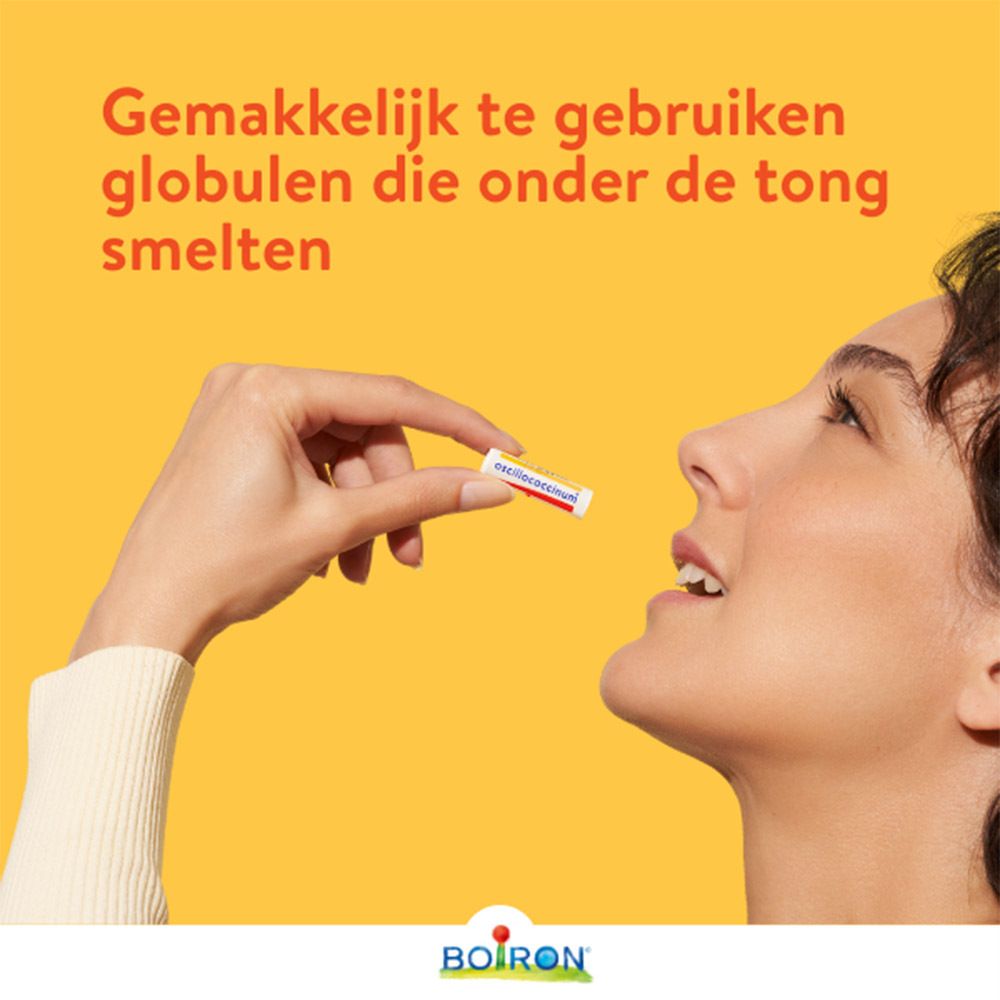 Gele achtergrond met tekst en een vrouw. Oscillococcinum-tube. Tekst: Oscillococcinum, Boiron.