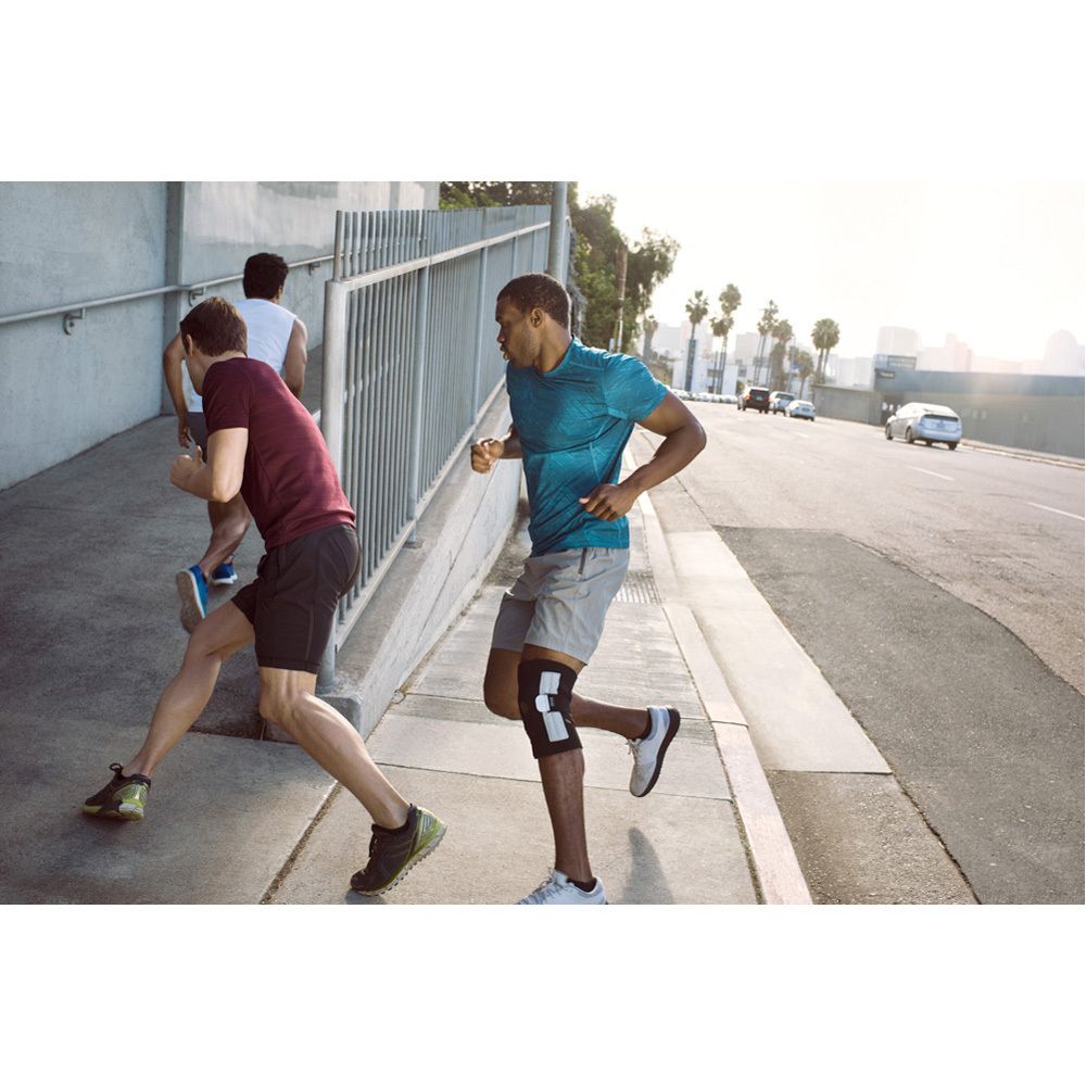 Kniebrace. Zwart en grijs. Met klittenbandsluitingen. 3M™ Futuro™ Sport. Afgebeeld op de verpakking.