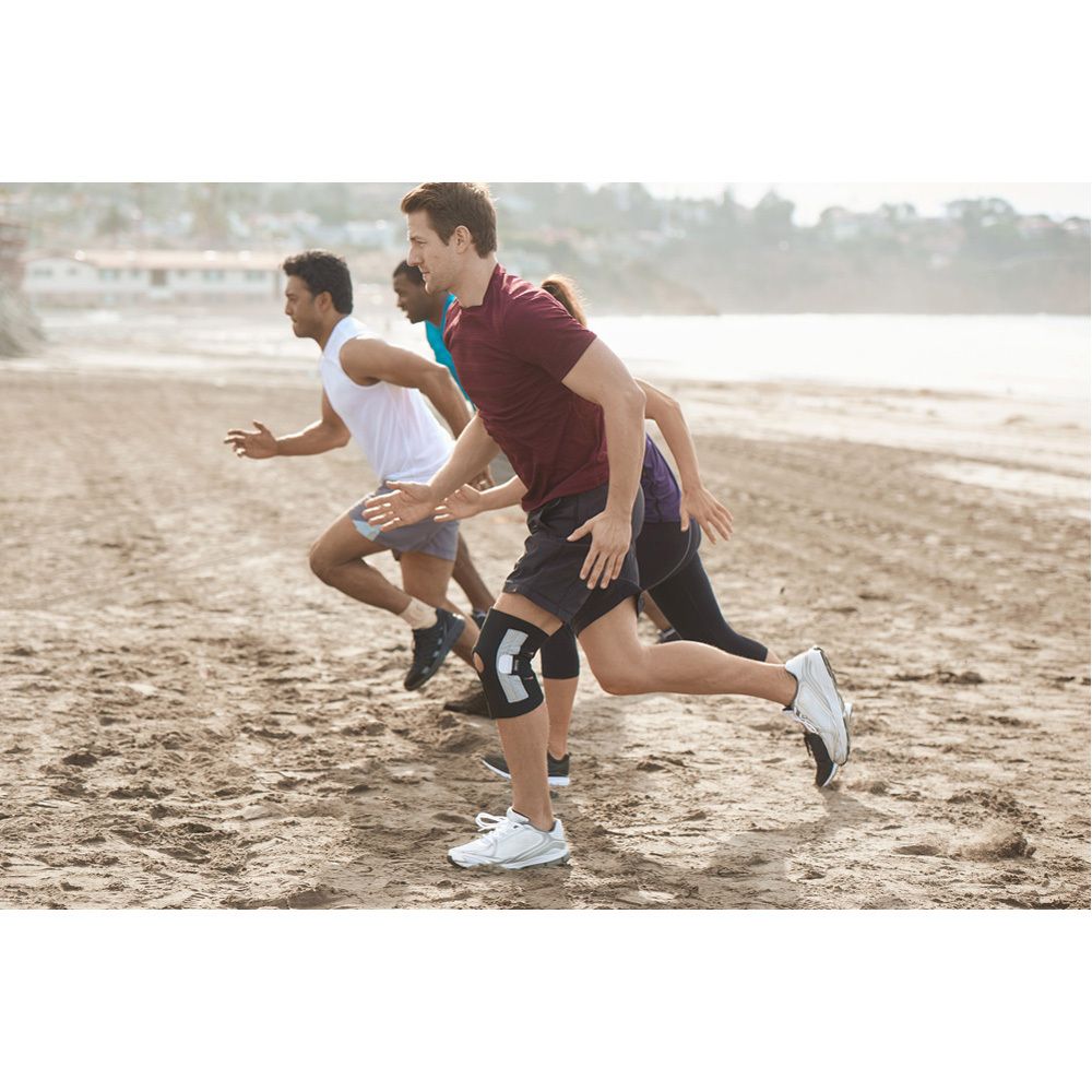 Kniebrace. Zwart en grijs. Met klittenbandsluitingen. 3M™ Futuro™ Sport. Afgebeeld op de verpakking.