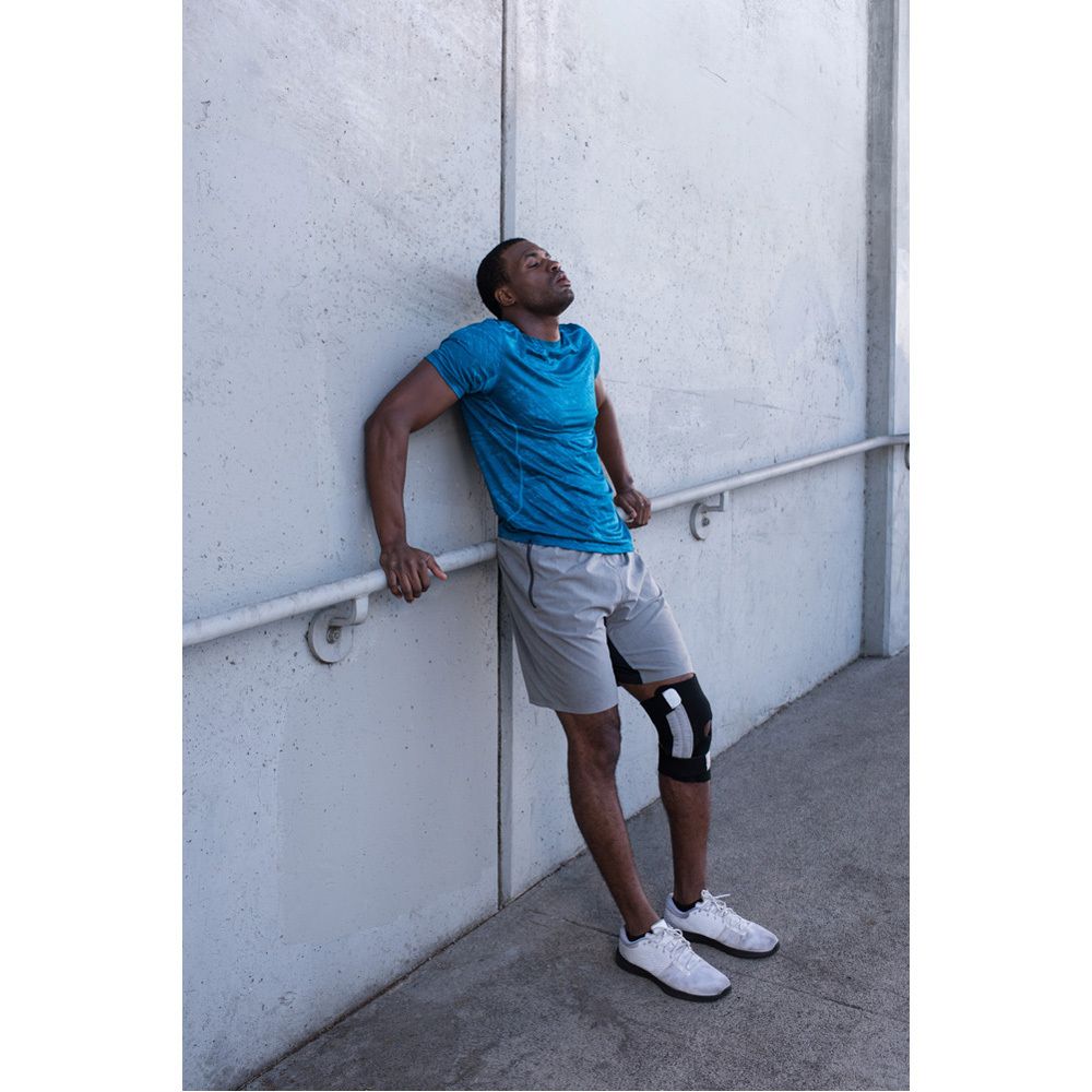 Kniebrace. Zwart en grijs. Met klittenbandsluitingen. 3M™ Futuro™ Sport. Afgebeeld op de verpakking.