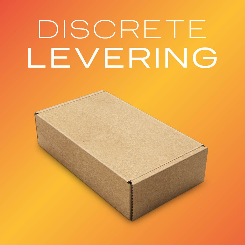 Bruine rechthoekige doos op oranje achtergrond. Opschrift: DISCRETE LEVERING.