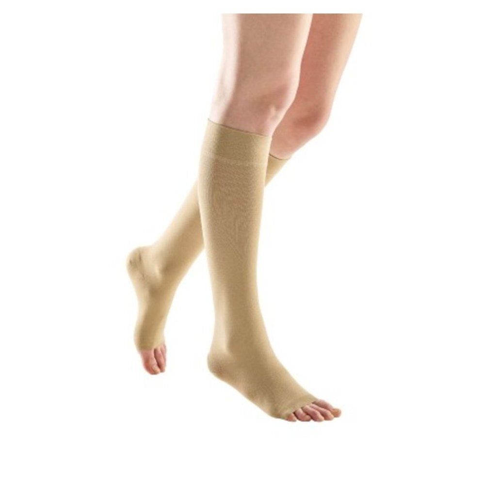 Verpakking van Tovarix 70/II Kniestrumpf. Bota-logo en productillustratie. Beige kousen in cirkels.