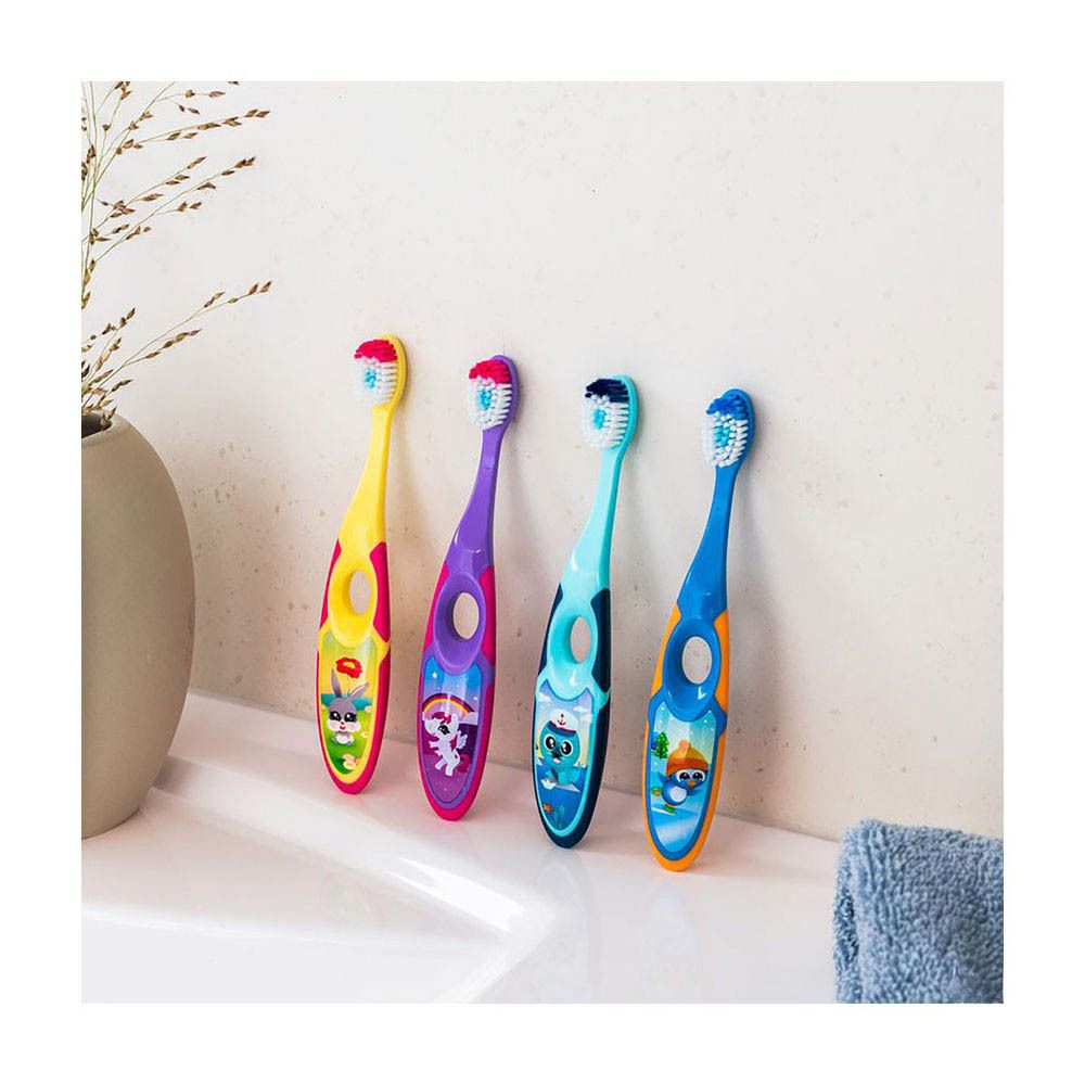 Quatre brosses à dents de couleurs différentes. Marque Jordan. Sur une étagère.