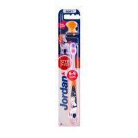 Brosse à dents enfant en emballage. Brosse bleu clair, manche bleu. Logo Jordan, 6-9 ans.