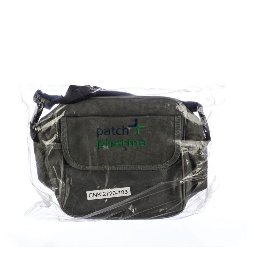 Donkergrijze tas in plastic verpakking. "patch pharma" in groen op de flap. Sticker met "CNK:2720-183".
