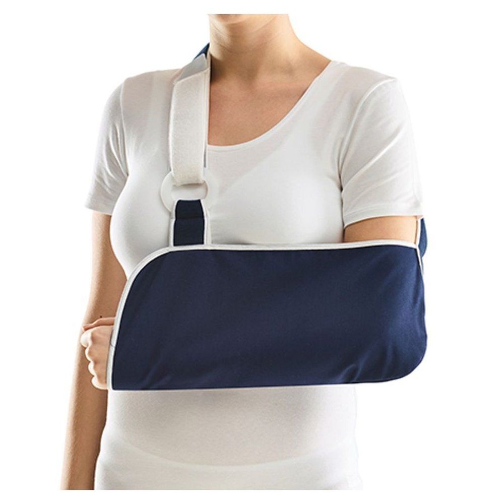 Blauwe armbrace. Vrouw draagt de brace. Witte stof, witte rand.