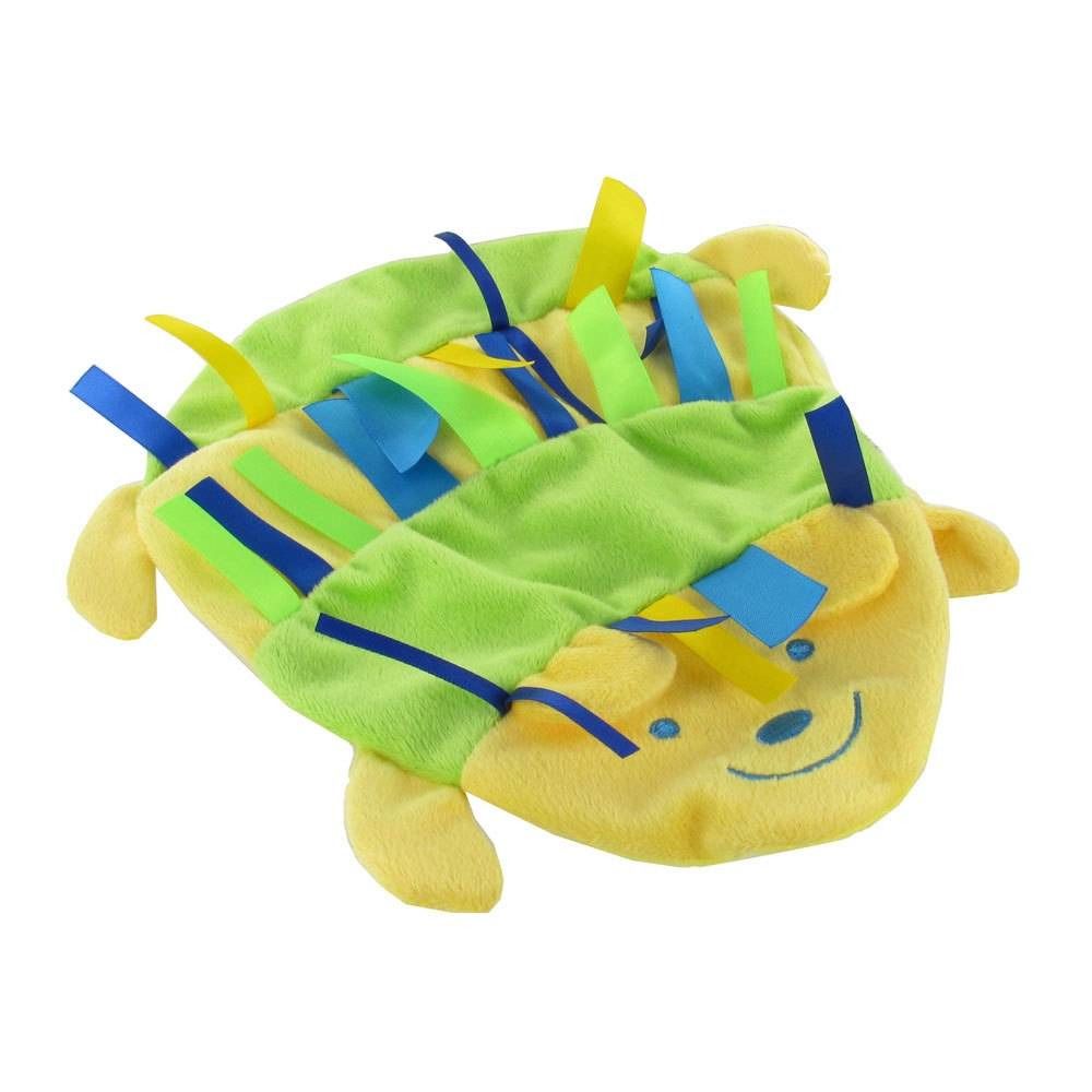 Hérisson en tissu jaune et vert. Avec des rubans bleus, jaunes et verts. Visage jaune avec sourire brodé et yeux bleus.