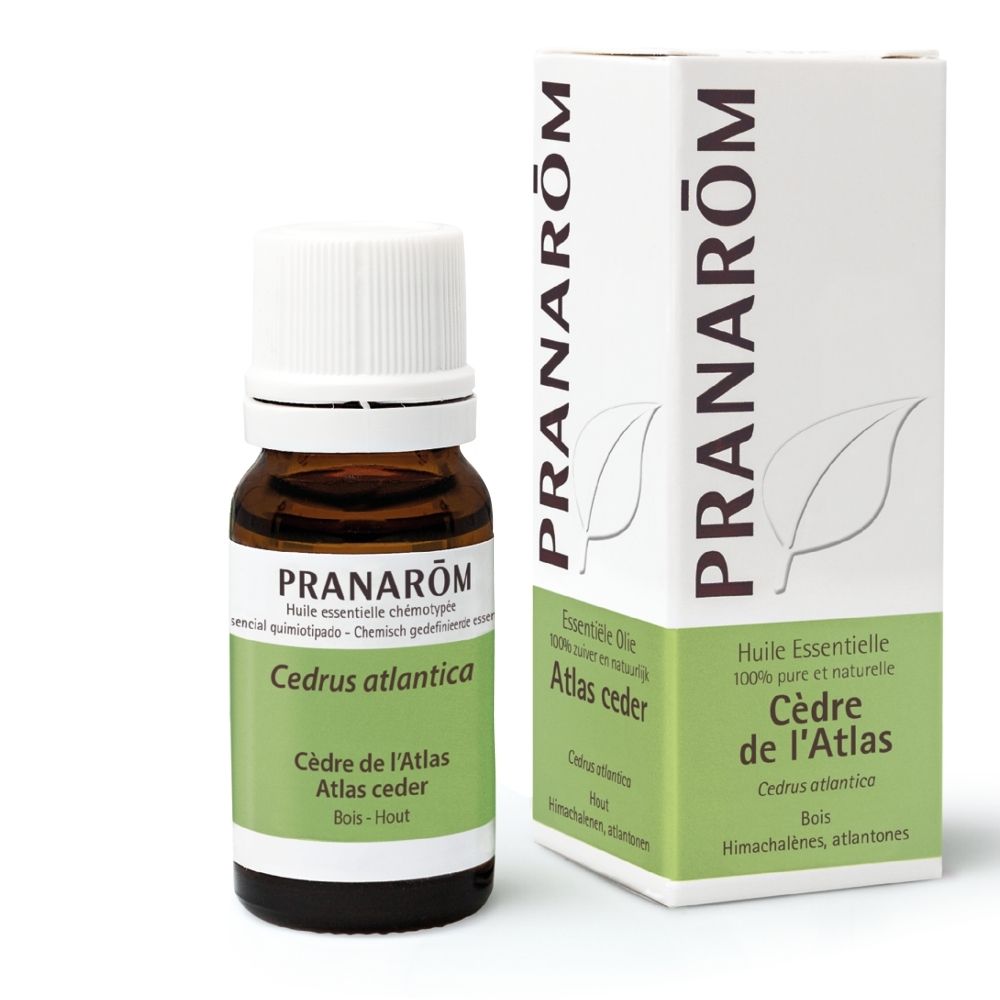 Flacon en verre brun et bouchon blanc, avec boîte. Inscription: PRANAROM, Cèdre de l'Atlas, Cedrus atlantica.