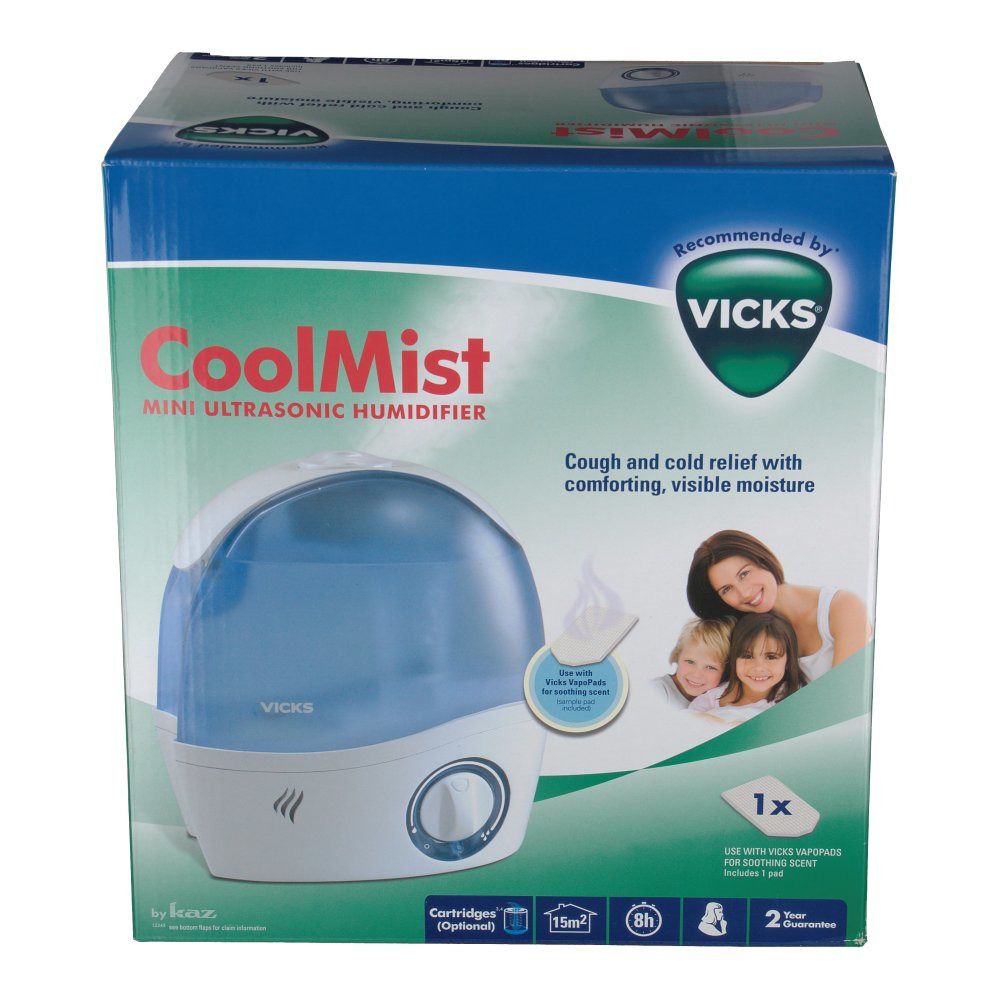 Vicks CoolMist Mini humidificateur ultrasonique. Appareil blanc et bleu avec panneau de commande et réservoir d'eau. Emballage avec texte.