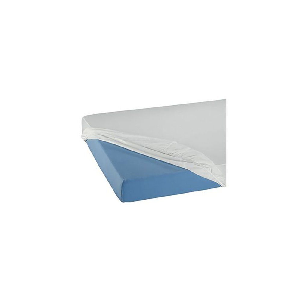 Housse de matelas en PVC blanche, partiellement sur un matelas bleu. Vue d'angle.