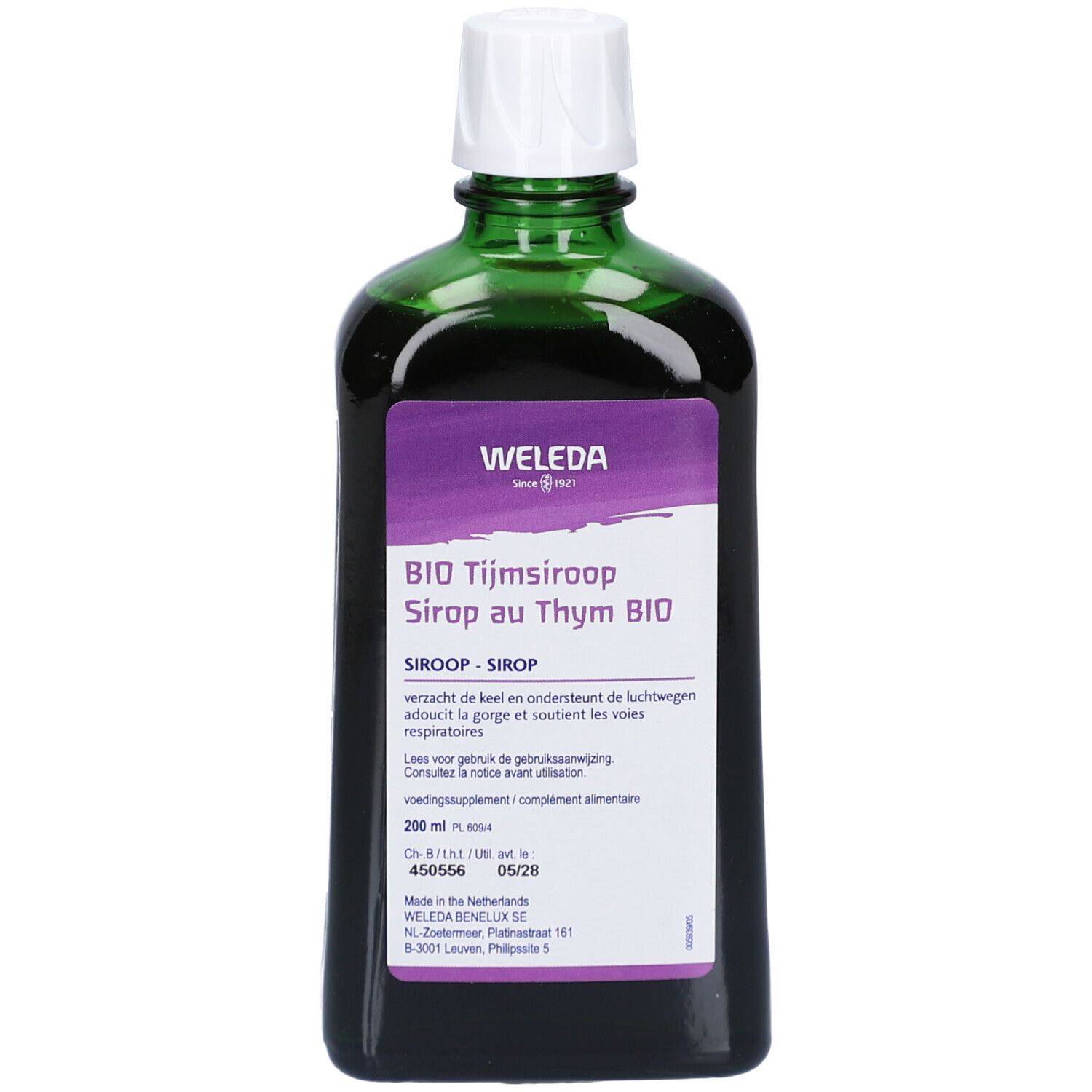 Groene glazen fles met witte dop. Etiket met productinformatie: BIO Tijmsiroop, Sirup au Thym BIO. Merk: Weleda.