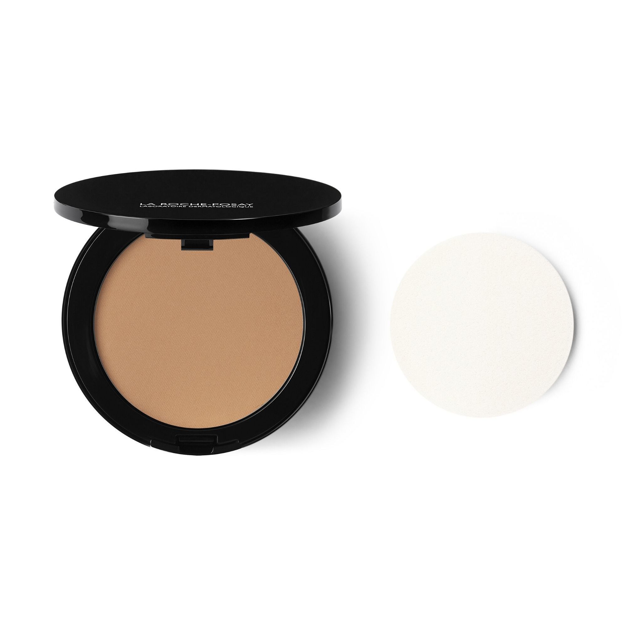 Compacte make-up met zwart omhulsel en spons. Open, poeder zichtbaar. Merk op deksel.