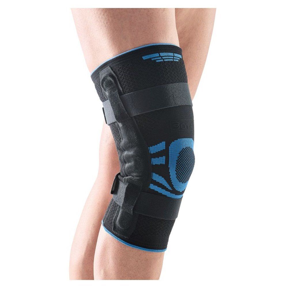 Zwarte kniebrace met blauwe accenten. Klittenbandsluitingen. Gedragen op been.