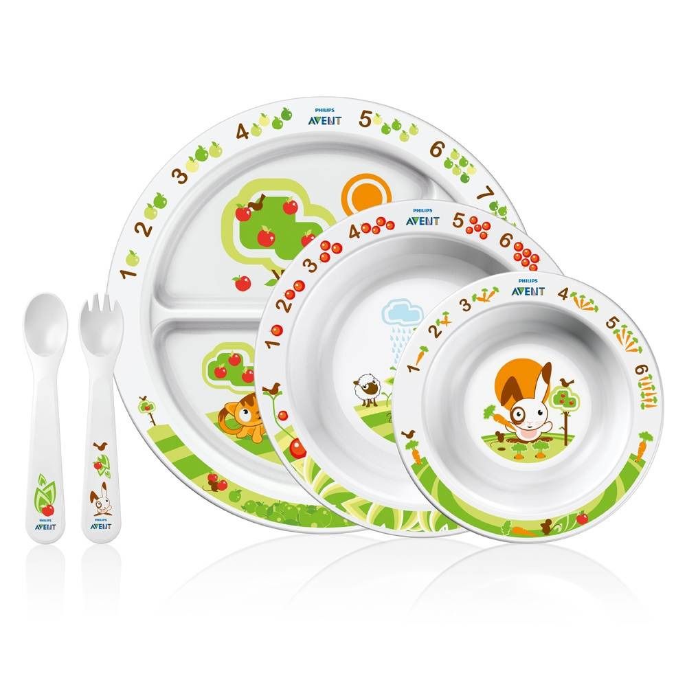 Ensemble d'apprentissage avec assiettes, bols, cuillère et fourchette. Motifs animaux et lapin. Sur fond blanc.