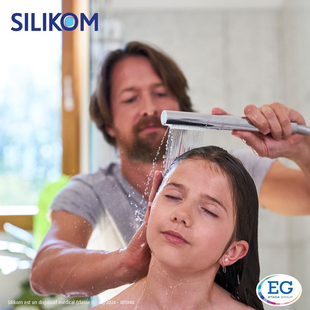 Homme lave les cheveux d'une fille. Silikom Once.