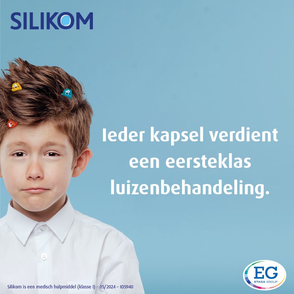 Jongen met luizenaccessoires in haar, naast Silikom Once Spray en verpakking.
