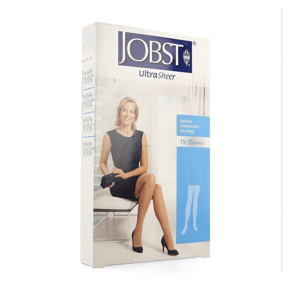 Verpakking JOBST Ultrasheer kniekousen. Zittende vrouw met kousen. Tekst: Medical Compression Stockings 15-20 mmHg.