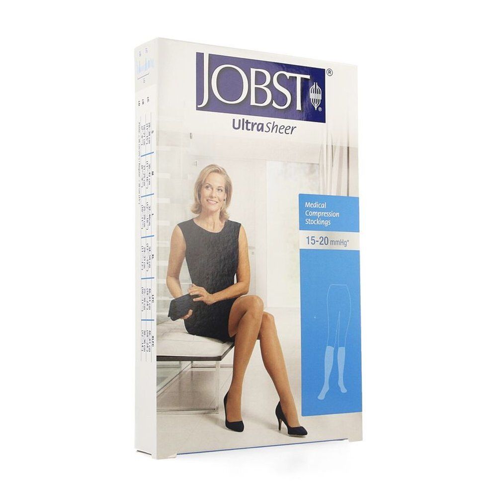 Verpakking JOBST UltraSheer kniekousen. Opschrift: Medical Compression Stocking 15-20 mmHg. Vrouw zit, draagt kousen.
