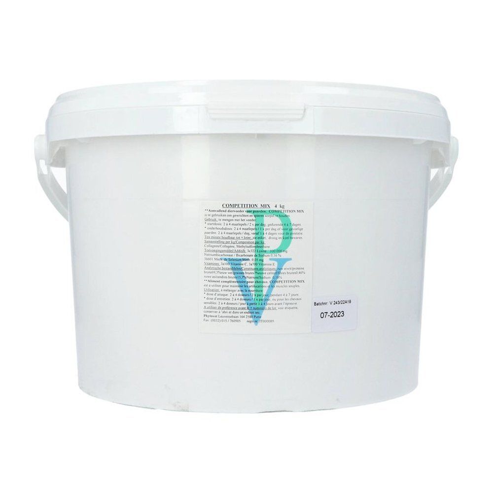 Witte emmer met deksel en handvatten. Etiket met tekst en logo. Opschrift: Competition Mix 4 kg. Houdbaarheidsdatum: 07-2023.