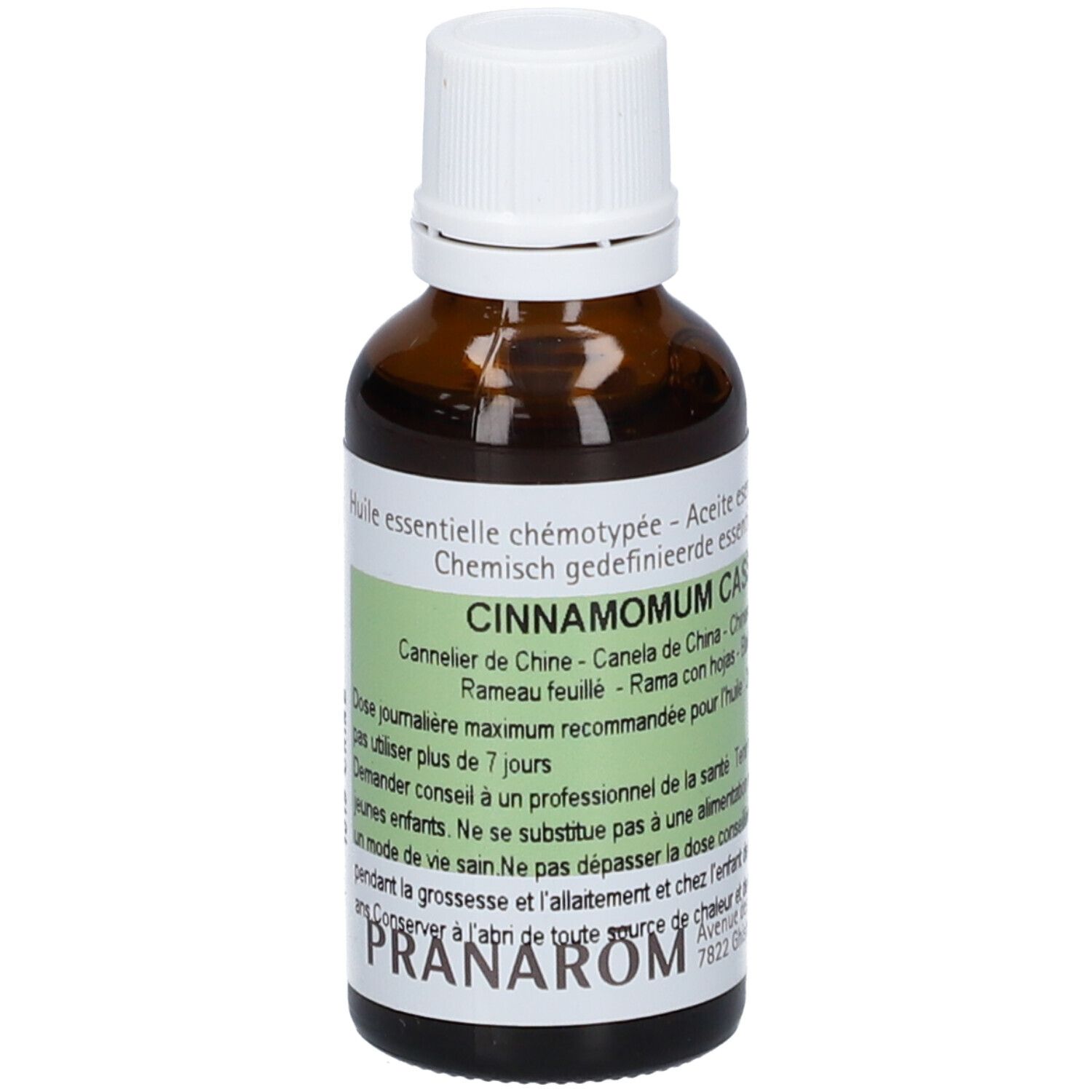 Bruine glazen fles met witte dop. Etiket met productinformatie en PRANAROM-logo. Bevat essentiële olie.