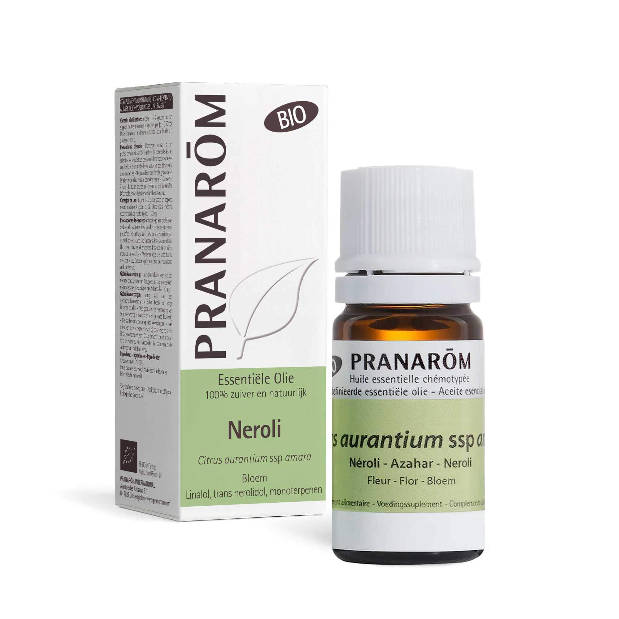 Bruine glazen fles met witte dop. Groene etiketten met tekst. Witte verpakking met logo en tekst. BIO-certificering.