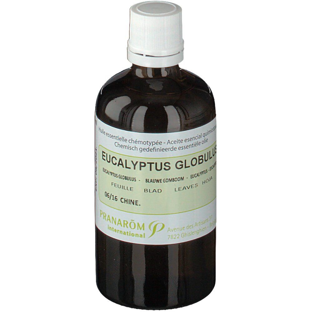 Flacon en verre brun avec bouchon blanc et étiquette. Inscription: Eucalyptus Globulus, PRANAROM.