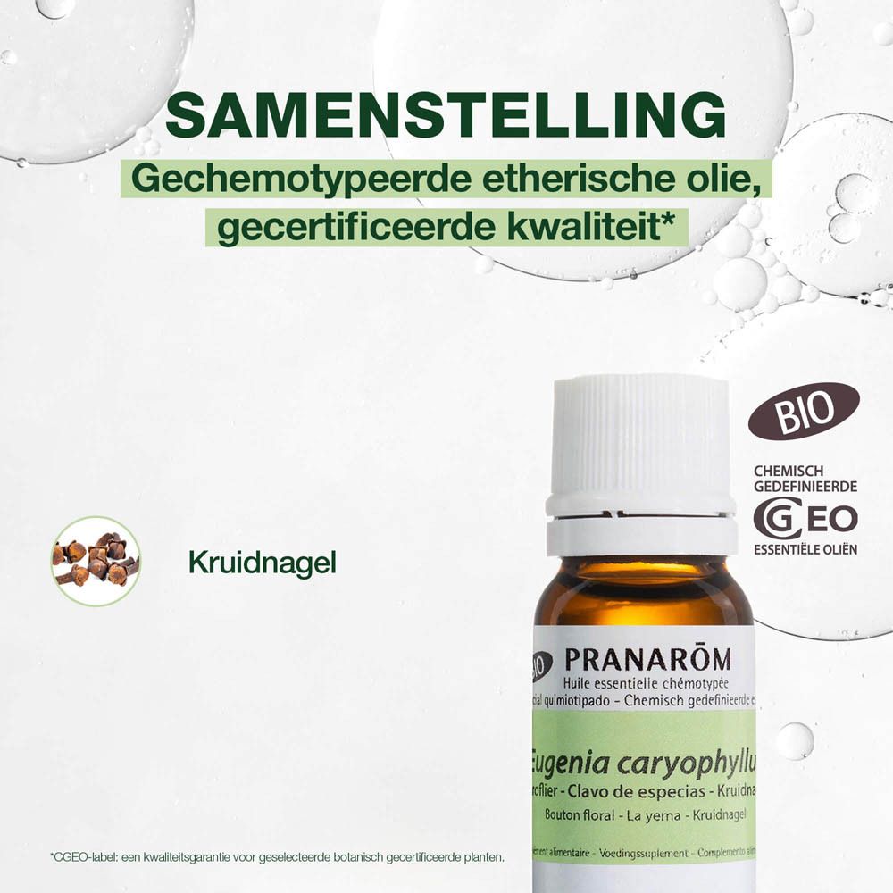 Bruine glazen fles met witte dop. Etiket met productnaam en certificeringen. Achtergrond met groene elementen.