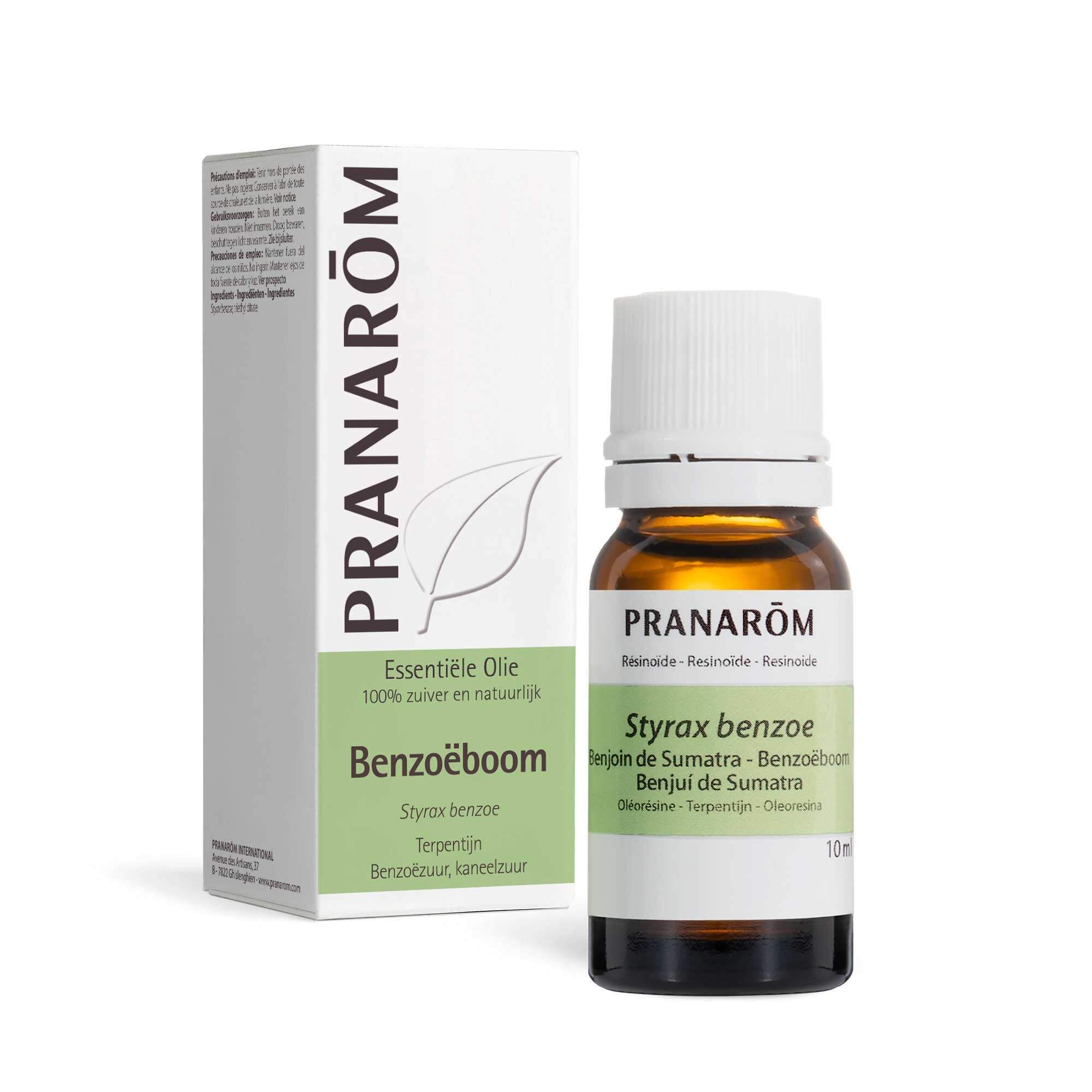 Bruine fles en doos. Opschrift: Pranarôm, Styrax benzoe, Benjoin de Sumatra. Witte dop. Groene en witte achtergrond.