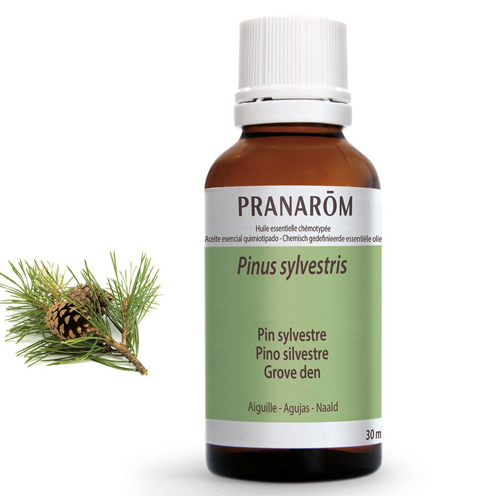 Bruine glazen fles met witte dop. Etiket met productnaam en botanische informatie. Tak met kegels ernaast.