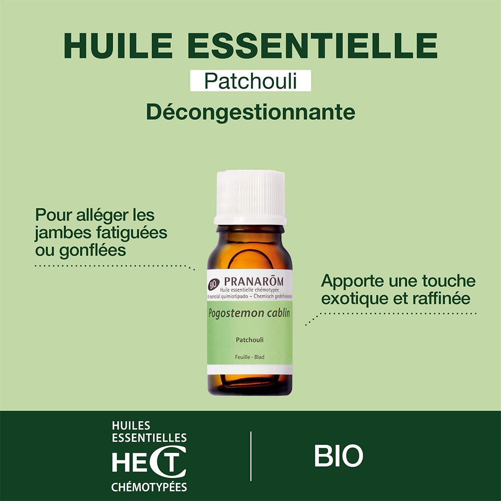 Bruine fles, witte dop. Tekst: Huile Essentielle Patchouli. BIO-certificering. Groene achtergrond.