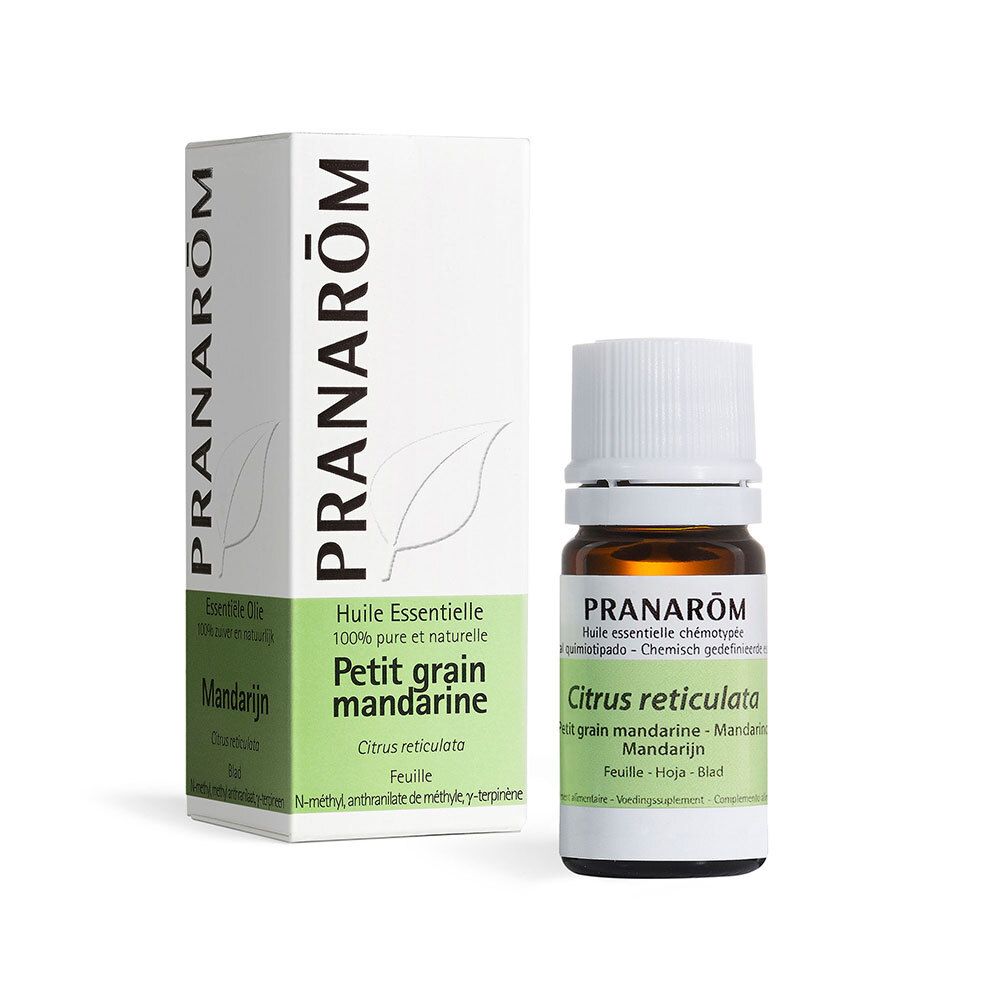 Flacon en verre brun et boîte avec informations produit. Inscription: PRANAROM, Petit grain mandarine, Citrus reticulata.